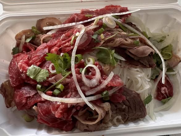 204. Medium Rare Beef and Beef Brisket Phở - Phở Tái, Nạm - 生牛肉, 網油粉